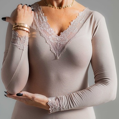 Camisola&#x20;com&#x20;renda&#x20;no&#x20;punho&#x20;e&#x20;decote&#x20;sweet&#x20;lady&#x20;83-86