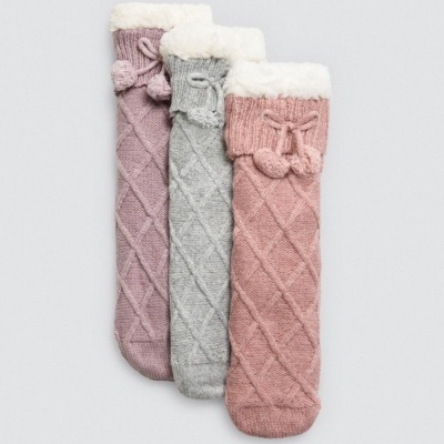 Três meias compridas de malha rosa, cinza e rosa claro com acabamento felpudo branco e laços com pompons