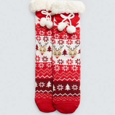 Meias vermelhas e brancas com padrão festivo e punho felpudo branco