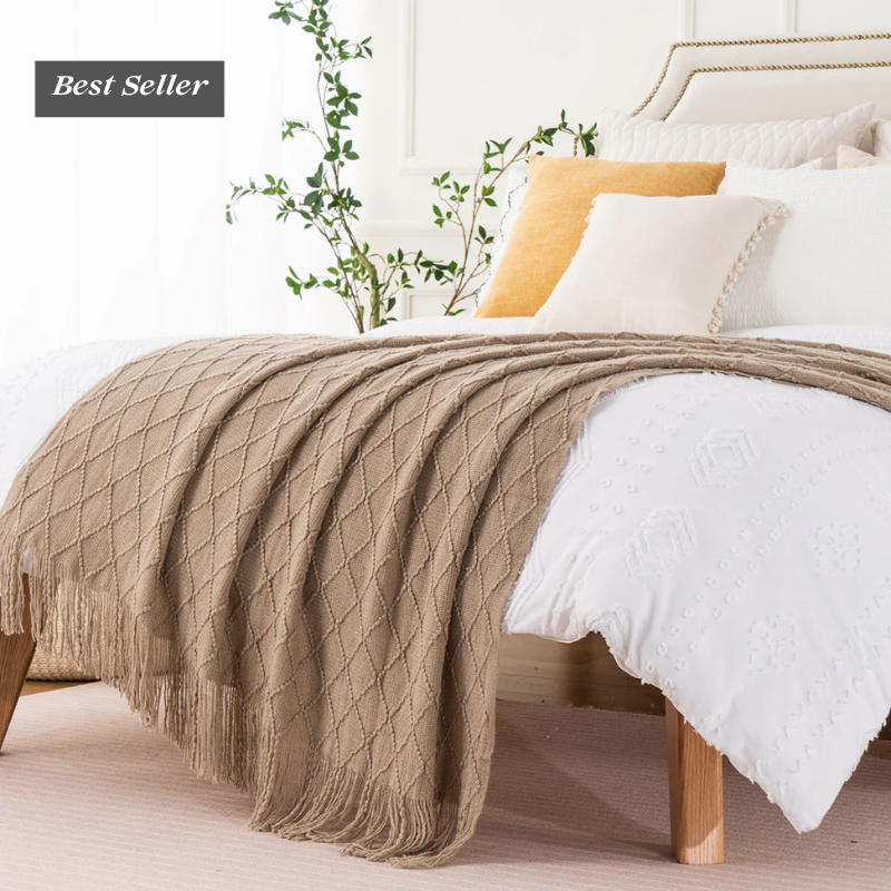 Opal Cama com roupa de cama branca e manta castanha em quarto decorado