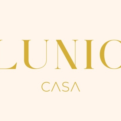 Logótipo LUNIO CASA em letras douradas num fundo bege claro