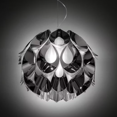 Candeeiro suspenso metálico prateado com design curvo e refletor