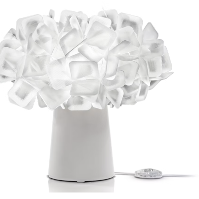 Lâmpada de mesa branca com cúpula decorativa e base cilíndrica