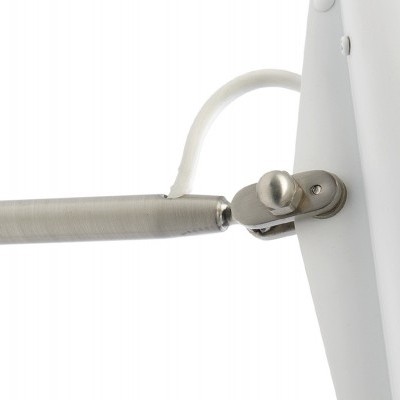 Braço metálico articulado prateado fixado a superfície branca