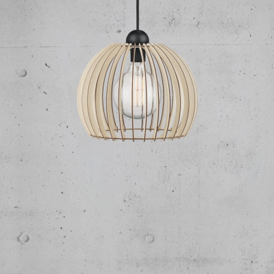 Candeeiro suspenso de madeira clara com bulbo visível e suporte preto