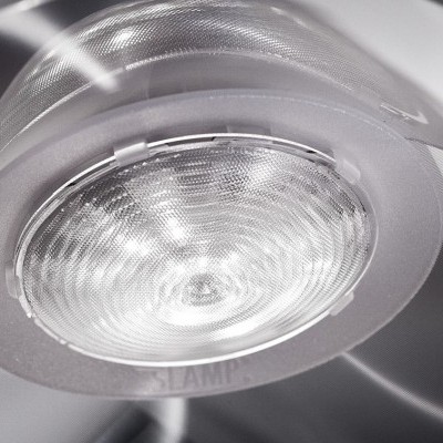 Luz LED redonda embutida com estrutura metálica prateada num ambiente moderno
