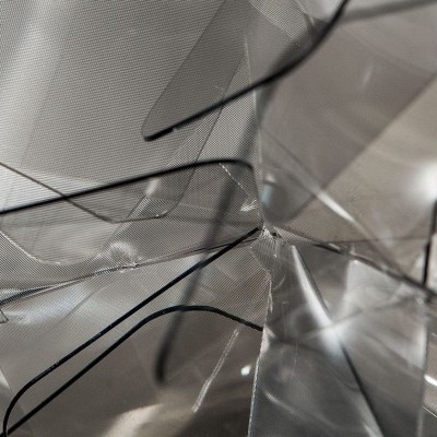 Folhas transparentes sobrepostas com contornos cinzentos e texturas brilhantes