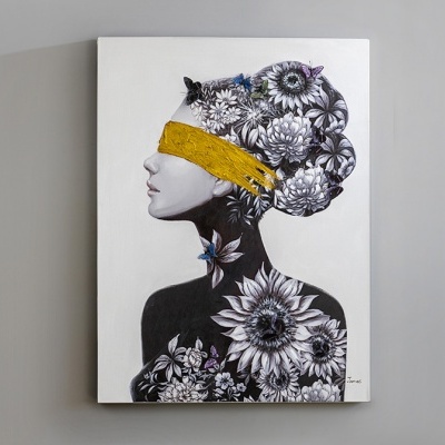 Quadro de mulher com olhos vendados e flores no cabelo e corpo