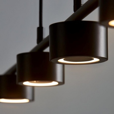 Luzes pendentes pretas cilíndricas iluminadas no teto