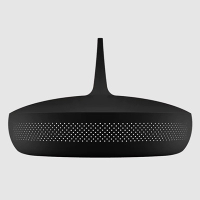 Luminária de teto preta com padrão de pequenos orifícios circulares e haste longa para fixação