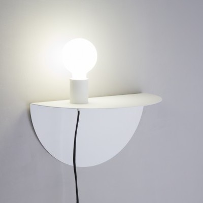 Candeeiro de parede branco com lâmpada brilhante