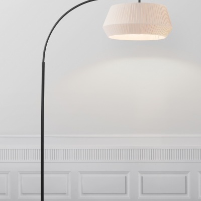 Candeeiro de pé preto com cúpula branca numa sala clara