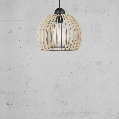 Candeeiro de teto pendente em madeira clara e preto com lâmpada visível