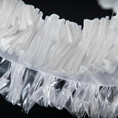 Babados brancos opacos e translúcidos brilhantes com textura ondulada