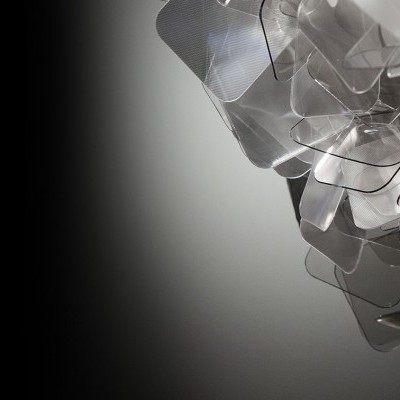 estrutura luminosa com pétalas transparentes e brancas