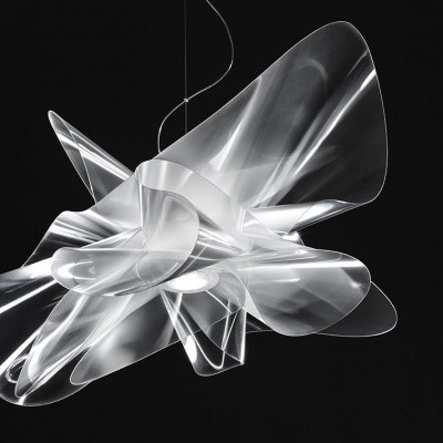 Luminária suspensa decorativa transparente com design abstrato e formas cristalinas