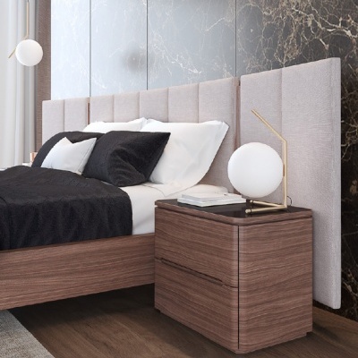 Cama com cabeceira estofada cinza clara e mesinhas de cabeceira de madeira com abajures modernos