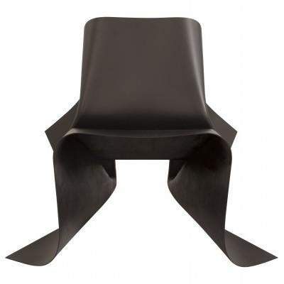 Cadeira moderna castanho escuro com design curvo e acabamento liso