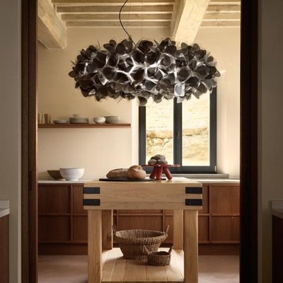 Cozinha minimalista com ilha de madeira e candeeiro pendente escuro