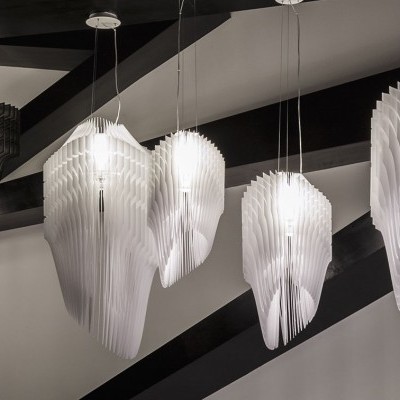 Pendentes de luz orgânicos brancos translúcidos e preto suspensos em teto preto