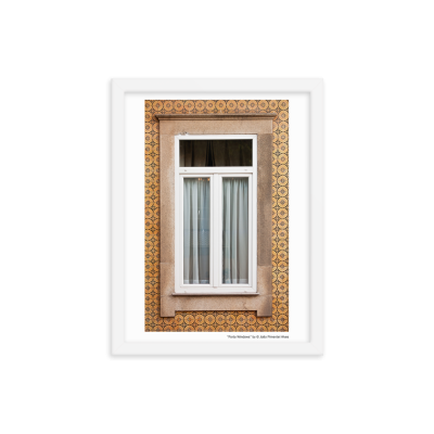 Janela branca com cortinas em parede com azulejos amarelos e castanhos