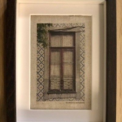 Quadro com imagem de janela antiga e moldura de madeira escura