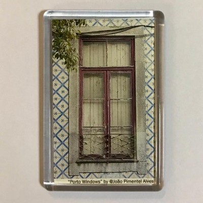 Íman com imagem de janela antiga em azulejos azuis e brancos