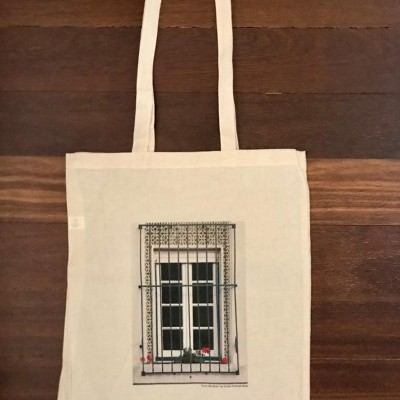 Bolsa bege com estampa de janela branca com grade e flores vermelhas