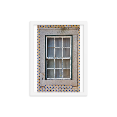 Janela antiga de madeira branca com azulejos coloridos ao redor