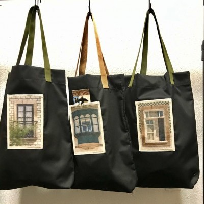 Três sacos de tecido pretos com impressões de janelas