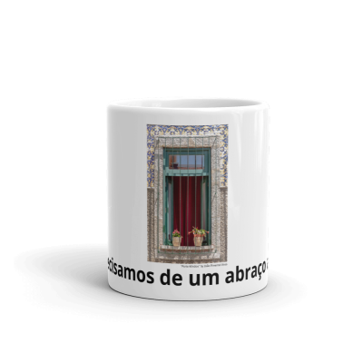 Caneca branca com janela azul turquesa emoldurada por azulejos e texto na base