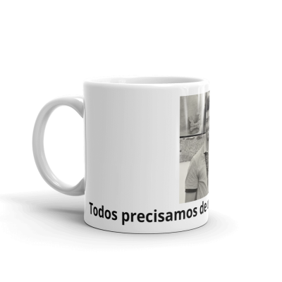 Caneca branca com foto a preto e branco e texto em português