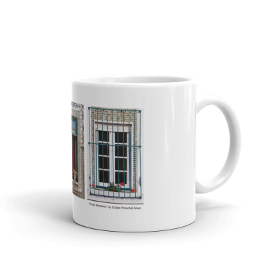 Caneca branca com imagem de janela portuguesa decorada com azulejos