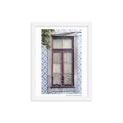 Janela antiga vermelha com azulejos azuis e brancos