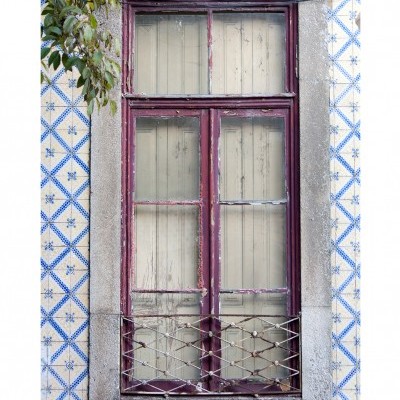 Janela com moldura vinho e azulejos brancos e azuis