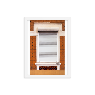 Janela com estore branco e azulejos castanhos com padrão quadrado