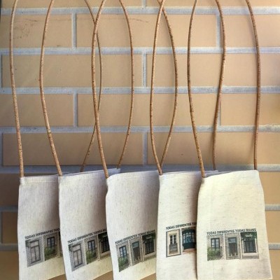 Bolsa Telemóvel "Todas diferentes todas iguais" com cordão cortiça