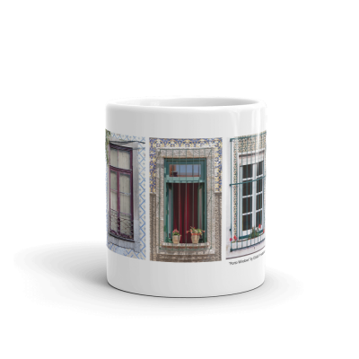 Caneca branca com imagens de janelas antigas decoradas com azulejos