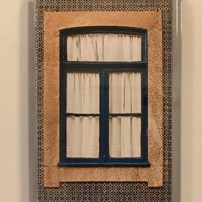 Íman com fotografia de uma janela azul e azulejos portugueses