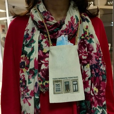 Bolsa Telemóvel "Todas diferentes todas iguais" com cordão cortiça