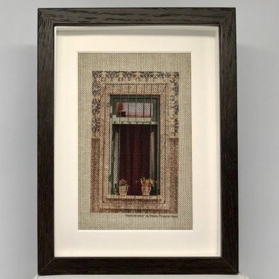 Fotografia emoldurada de janela decorativa com vasos de plantas e cortinas vermelhas.