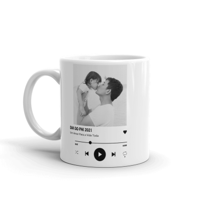 Caneca branca com foto a preto e branco de homem a beijar criança e texto Dia do Pai 2021