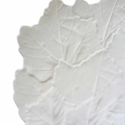 Prato branco em cerâmica com relevo de folha