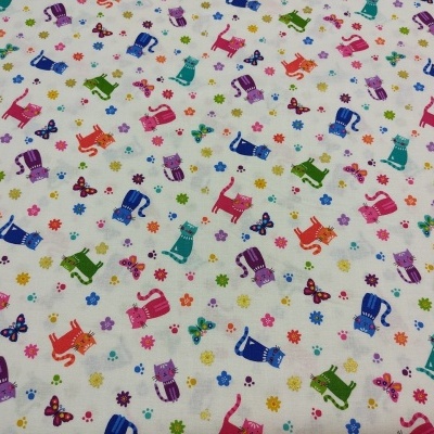 Tecido branco com padrão de gatos coloridos, flores e borboletas.