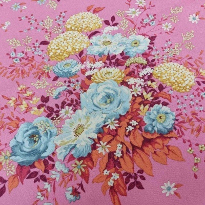 Tecido rosa com padrão floral em azul claro, amarelo e castanho