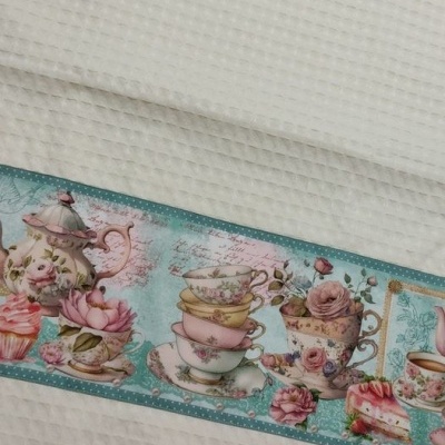 Pano de cozinha branco com faixa decorativa de chávenas e bolos