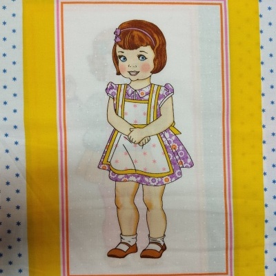 Pano de tecido com estampa de menina e moldura amarela