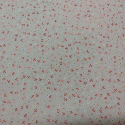 Tecido branco com padrão de pequenas flores vermelhas e amarelas