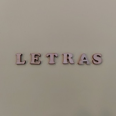 Letras madeira com +/-15x15x4mm 9615