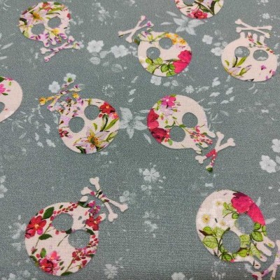 TECIDO INDIGO caveiras flores fundo azul